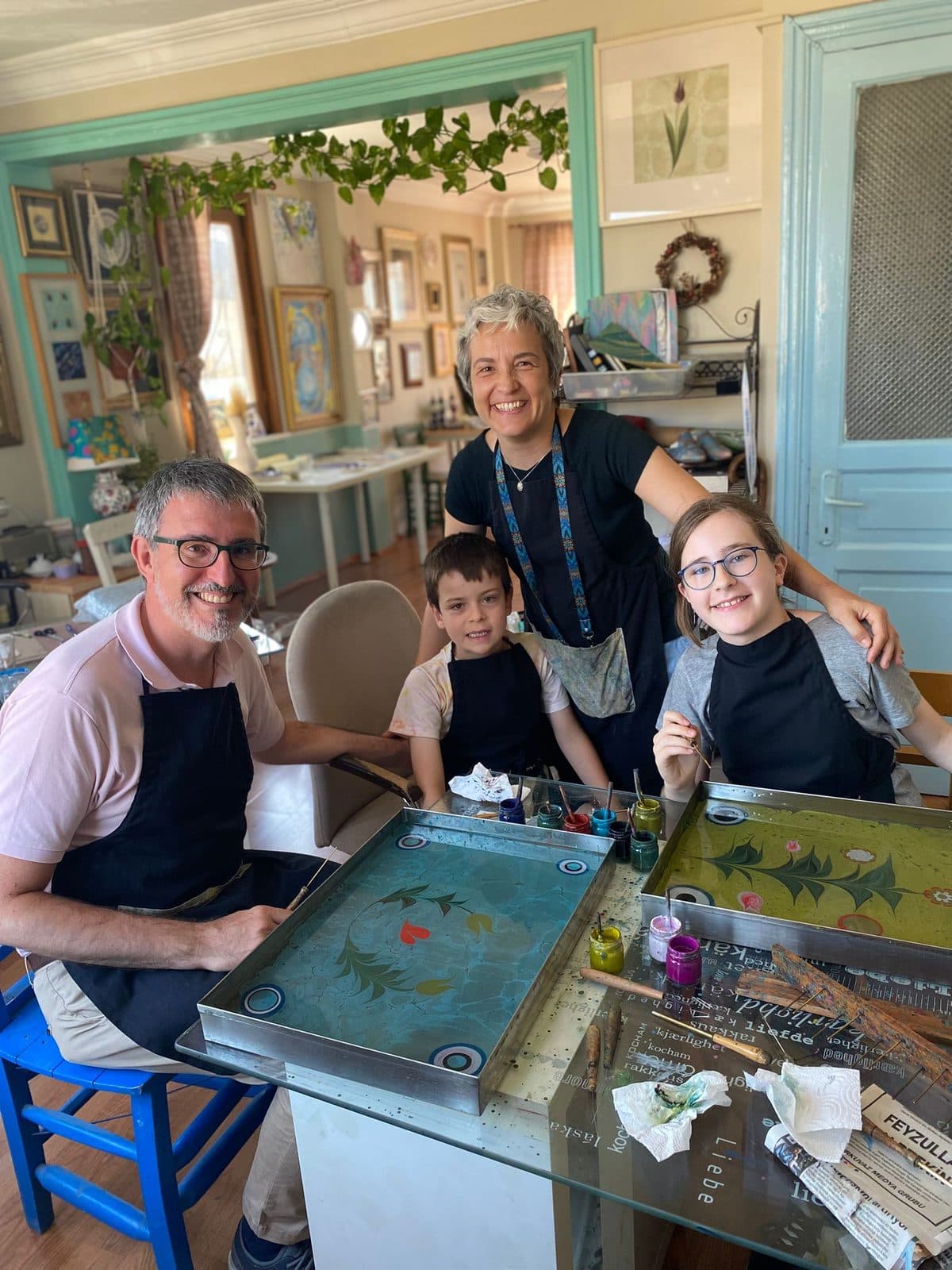 A family marbling paper together with the host