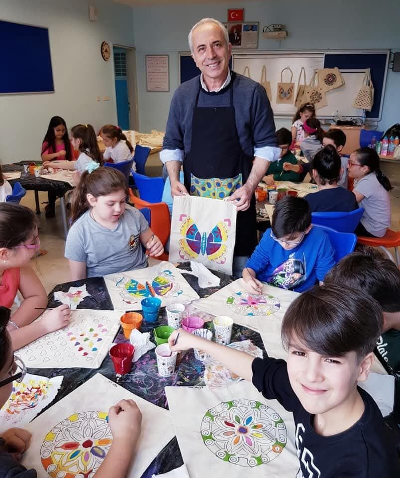 Two children with the host beside marbling trays